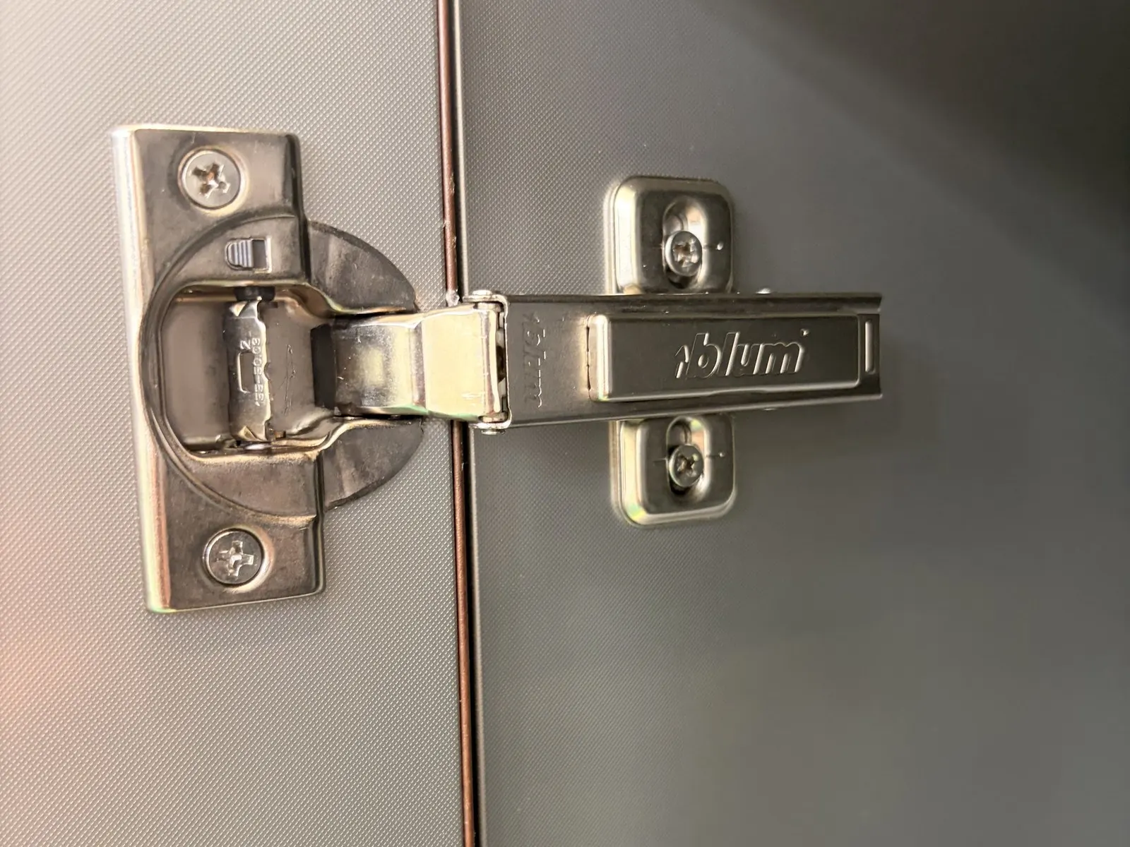 Charnière Blum à fermeture amortie sur une porte de caisson