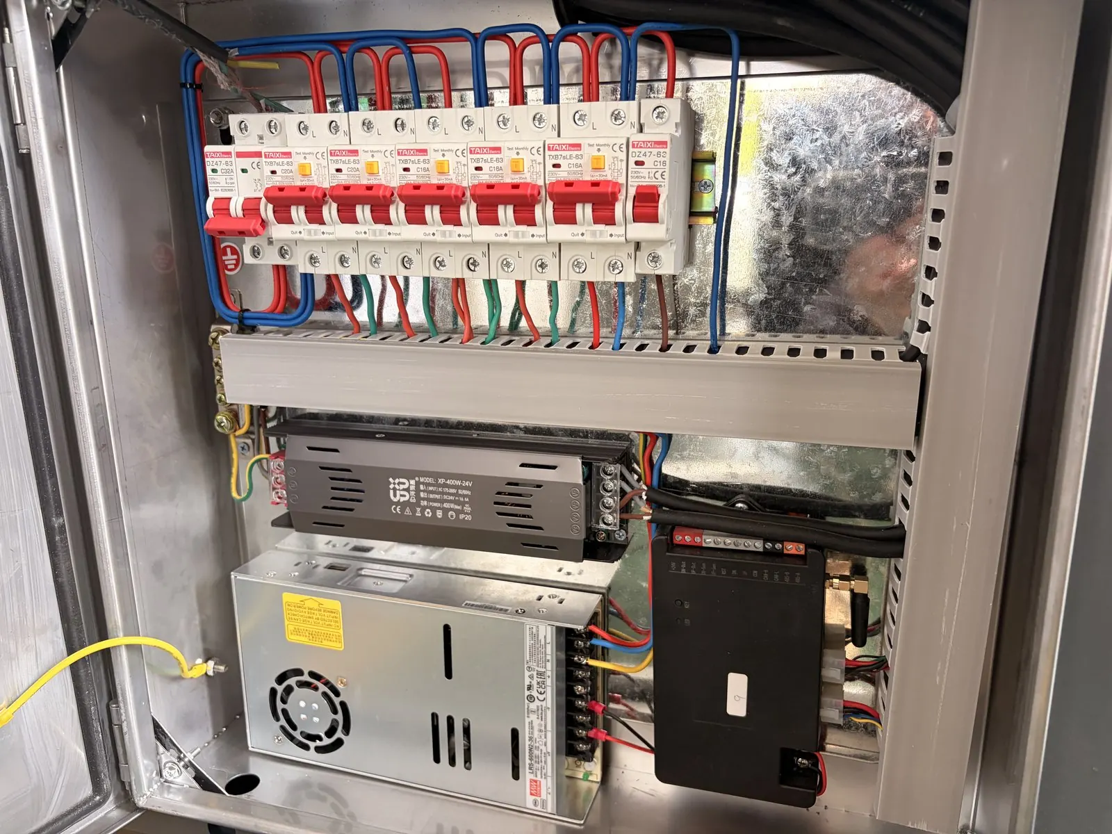 Coffret électrique ouvert : disjoncteurs, alimentations basse tension