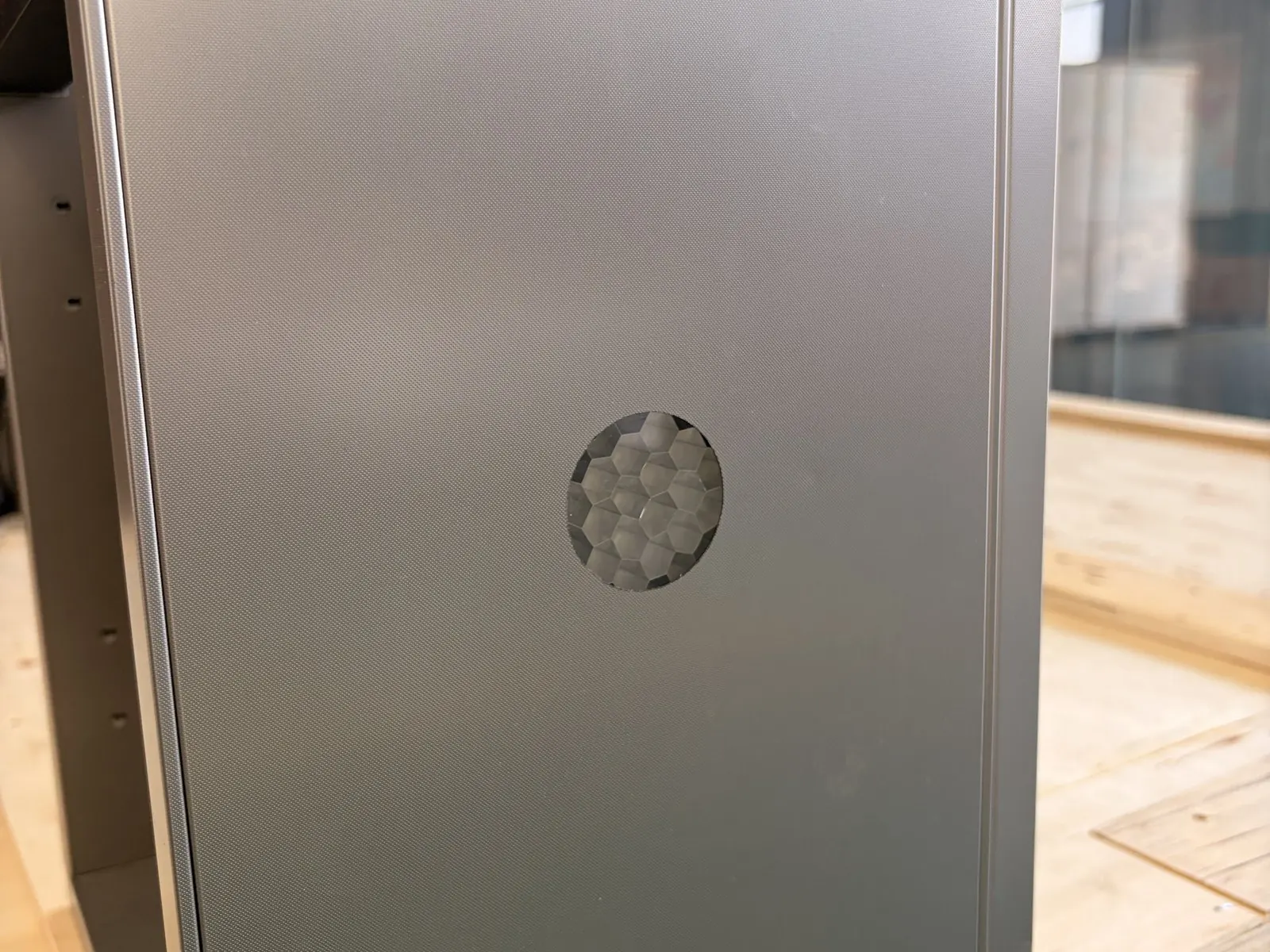 Panneau d’habillage aluminium avec passage de câble découpé