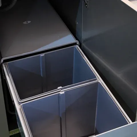 Paniers et poubelle intégrée